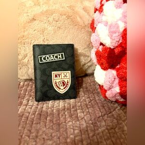 Coach Luxe Passport Wallet 📓🌎